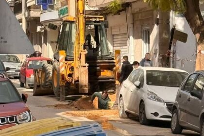 Αγωγός έχει σπάσει 15 φορές! - Η γειτονιά βασανίζεται, ο δρόμος έχει διαλυθεί