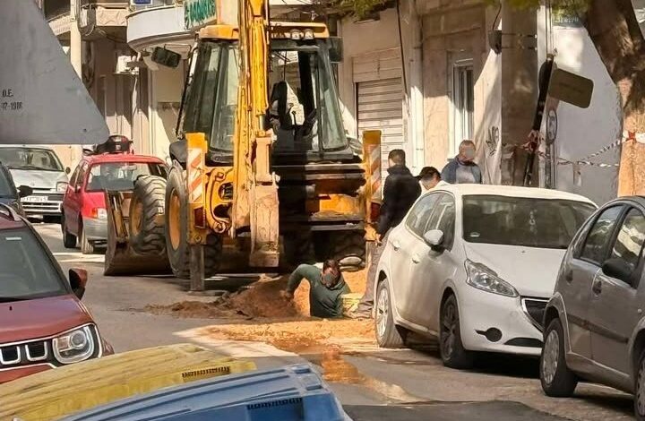 Αγωγός έχει σπάσει 15 φορές! - Η γειτονιά βασανίζεται, ο δρόμος έχει διαλυθεί 1 Αγωγός έχει σπάσει 15 φορές! - Η γειτονιά βασανίζεται, ο δρόμος έχει διαλυθεί