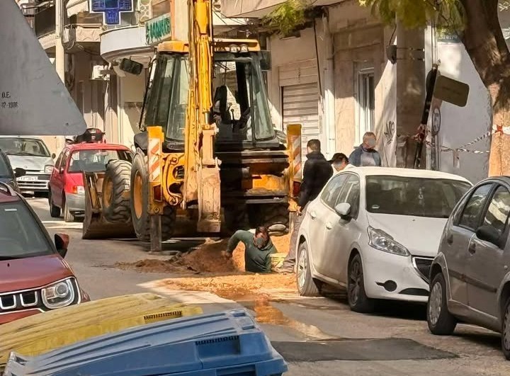 Αγωγός έχει σπάσει 15 φορές! - Η γειτονιά βασανίζεται, ο δρόμος έχει διαλυθεί