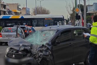 Θηβών, Αιγάλεω: Φορτηγό σε τρελή πορεία, διέλυσε οχήματα - Τρεις τραυματίες