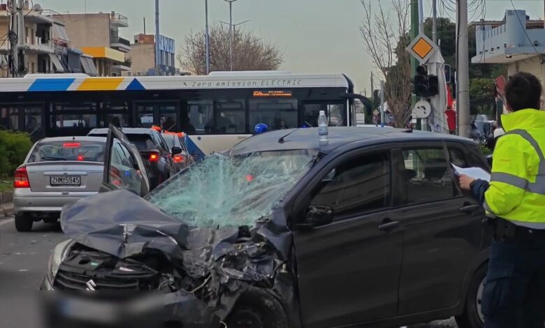 Θηβών, Αιγάλεω: Φορτηγό σε τρελή πορεία, διέλυσε οχήματα - Τρεις τραυματίες