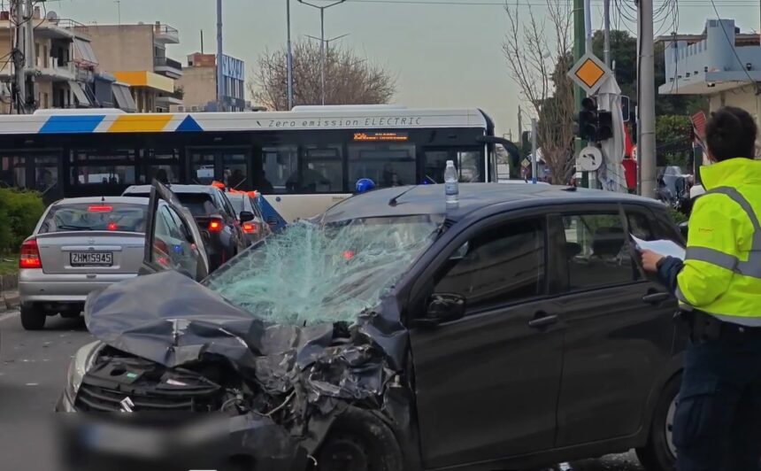 Θηβών, Αιγάλεω: Φορτηγό σε τρελή πορεία, διέλυσε οχήματα - Τρεις τραυματίες 1 Θηβών, Αιγάλεω: Φορτηγό σε τρελή πορεία, διέλυσε οχήματα - Τρεις τραυματίες