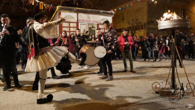 Αποκριάτικο υπαίθριο γλέντι με παραδοσιακό φανό στην Πλατεία Λαού - Λιούμη