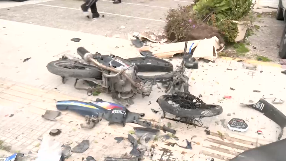 Η στιγμή που το φορτηγό στη Θηβών πέφτει πάνω σε σταθμευμένα οχήματα - Βίντεο 2 Η στιγμή που το φορτηγό στη Θηβών πέφτει πάνω σε σταθμευμένα οχήματα - Βίντεο