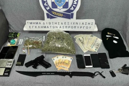 Αιγάλεω: Σύλληψη τριών νεαρών για ναρκωτικά - Επίθεση στους αστυνομικούς