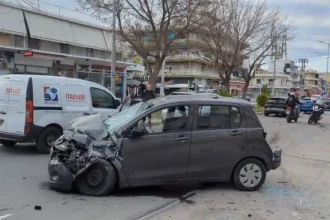 Η στιγμή που το φορτηγό στη Θηβών πέφτει πάνω σε σταθμευμένα οχήματα - Βίντεο