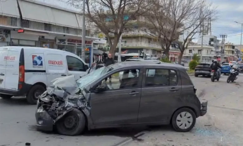 Η στιγμή που το φορτηγό στη Θηβών πέφτει πάνω σε σταθμευμένα οχήματα - Βίντεο 1 Η στιγμή που το φορτηγό στη Θηβών πέφτει πάνω σε σταθμευμένα οχήματα - Βίντεο