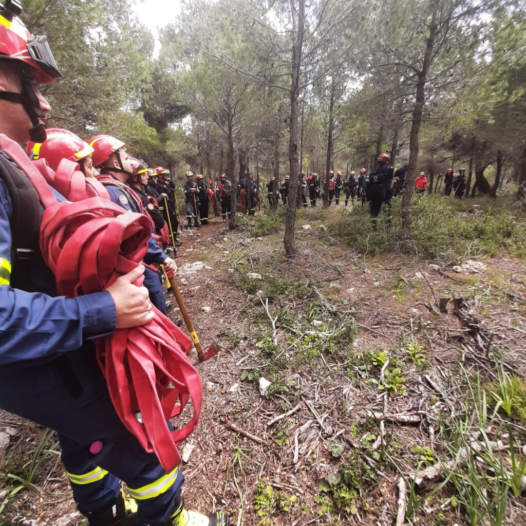 Οι εθελοντές πυροσβέστες του Αιγάλεω σε διαρκή ετοιμότητα