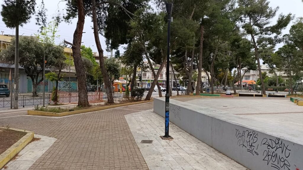 "Κάθε φορά που τα παιδιά πετάγονται στον δρόμο από την πλατεία για τη μπάλα, σφίγγεται η ψυχή μου..."