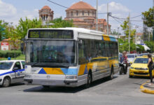 Γιαγιά ξέχασε σε λεωφορείο του Αιγάλεω τσάντα με 30.000 ευρώ, λίρες και κοσμήματα!