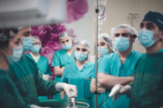 5.400 γιατροί έφυγαν από την Ελλάδα τα τελευταία 5 χρόνια - 