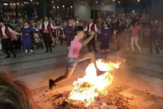 Γιορτή του Κλήδονα στο Αιγάλεω, με παραδοσιακό γλέντι γύρω από τη φωτιά