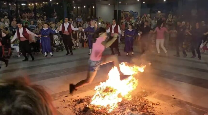 Γιορτή του Κλήδονα στο Αιγάλεω, με παραδοσιακό γλέντι γύρω από τη φωτιά