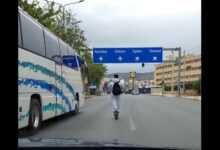 Δείτε πώς κινείται με το πατίνι στη Λεωφόρο Αθηνών