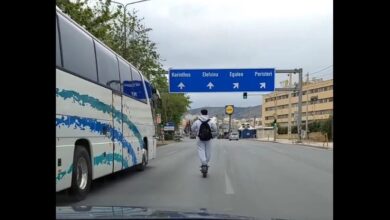 Δείτε πώς κινείται με το πατίνι στη Λεωφόρο Αθηνών