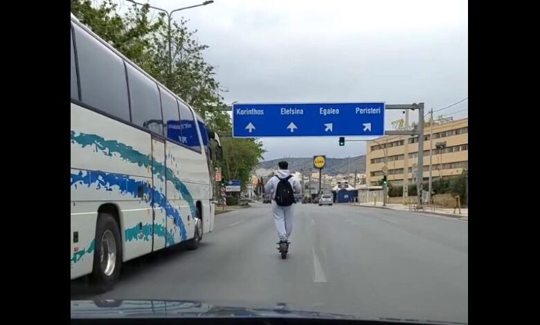 Δείτε πώς κινείται με το πατίνι στη Λεωφόρο Αθηνών