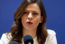 Η Έφη Αχτσιόγλου παραιτήθηκε και από βουλευτής – Τι θα γίνει η βουλευτική έδρα της Δυτικής Αθήνας