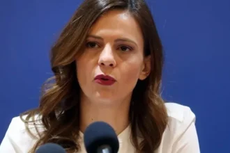 Η Έφη Αχτσιόγλου παραιτήθηκε και από βουλευτής – Τι θα γίνει η βουλευτική έδρα της Δυτικής Αθήνας