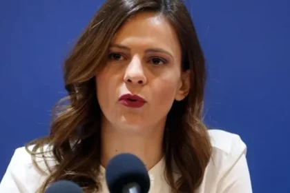 Η Έφη Αχτσιόγλου παραιτήθηκε και από βουλευτής – Τι θα γίνει η βουλευτική έδρα της Δυτικής Αθήνας