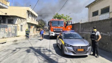 Άμεση κινητοποίηση του Δήμου Αιγάλεω για την πυρκαγιά στον Βοτανικό