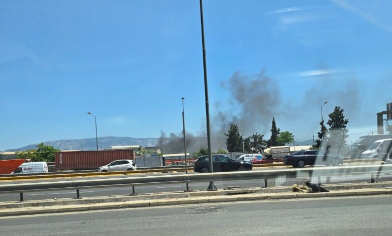 Πυρκαγιά σε εργοστάσιο με πλαστικά στο Αιγάλεω