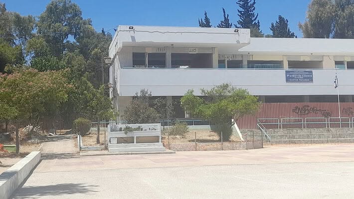 "Τυμπανοκρουσίες για το αυτονόητο, ενώ τα παιδιά κάνουν μάθημα για χρόνια στο κοντέινερ!"
