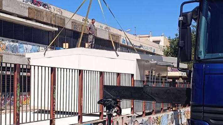 "Τυμπανοκρουσίες για το αυτονόητο, ενώ τα παιδιά κάνουν μάθημα για χρόνια στο κοντέινερ!"