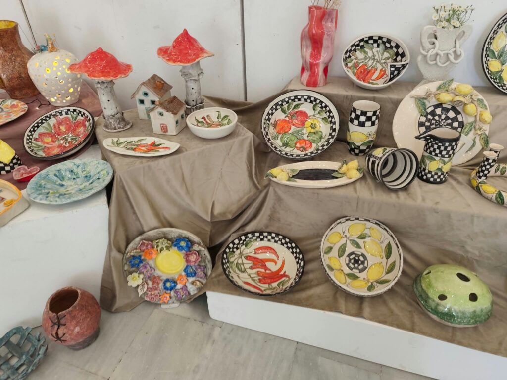 Υπέροχες δημιουργίες στην Έκθεση Εργαστηρίων Ζωγραφικής και Κεραμικής του Δήμου Αιγάλεω 