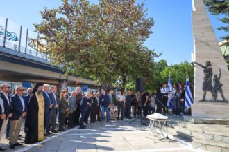 Το Αιγάλεω στάθηκε ευλαβικά μπροστά στο μνημείο των θυμάτων του 1944