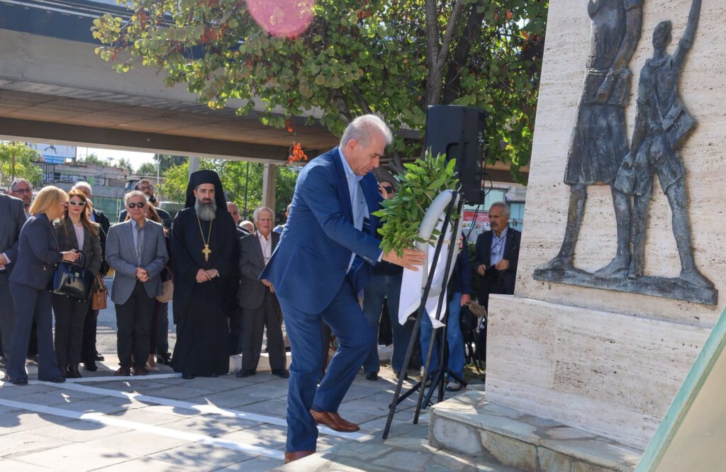 Το Αιγάλεω στάθηκε ευλαβικά μπροστά στο μνημείο των θυμάτων του 1944
