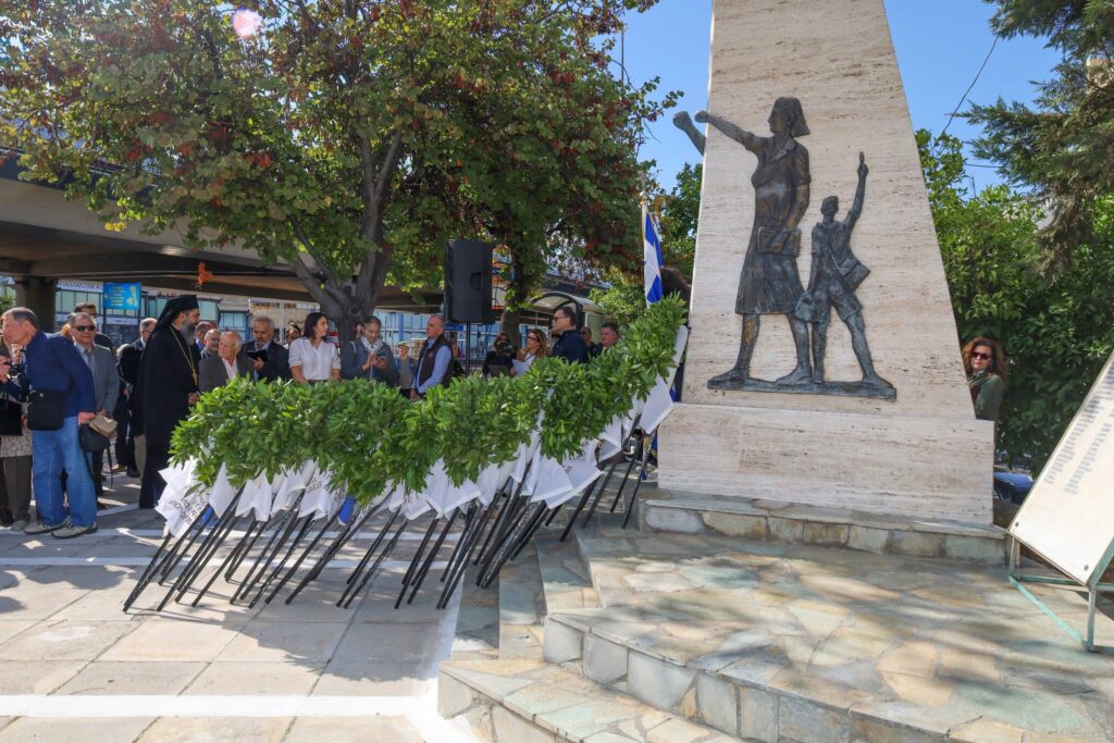 Το Αιγάλεω στάθηκε ευλαβικά μπροστά στο μνημείο των θυμάτων του 1944