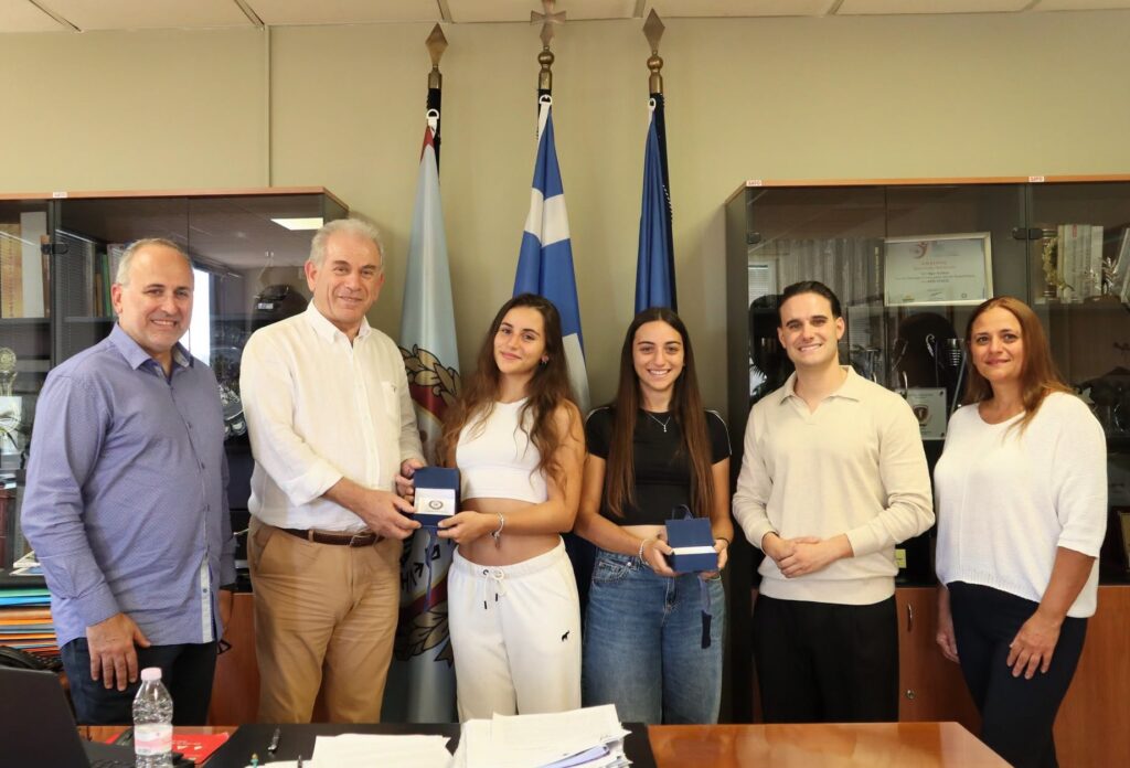 Ο Δήμος Αιγάλεω τίμησε τις αδελφές Κωνσταντινίδου της Εθνικής Ομάδας Ιππικής Αντοχής
