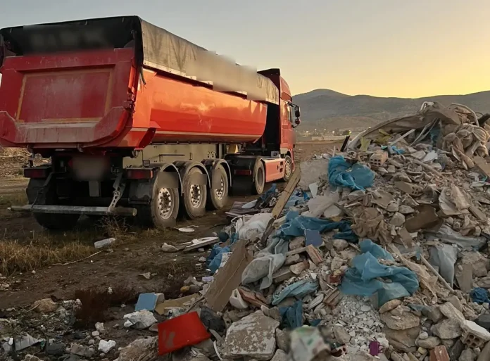 Αιγάλεω: Πέταγαν μπάζα με κλαρκ - Συλλήψεις και κατάσχεση