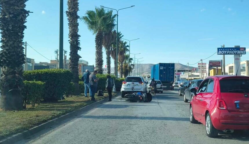 Τριπλή σύγκρουση στη Λεωφόρο Αθηνών - Ανάσχεση της κυκλοφορίας 1 Τριπλή σύγκρουση στη Λεωφόρο Αθηνών - Ανάσχεση της κυκλοφορίας